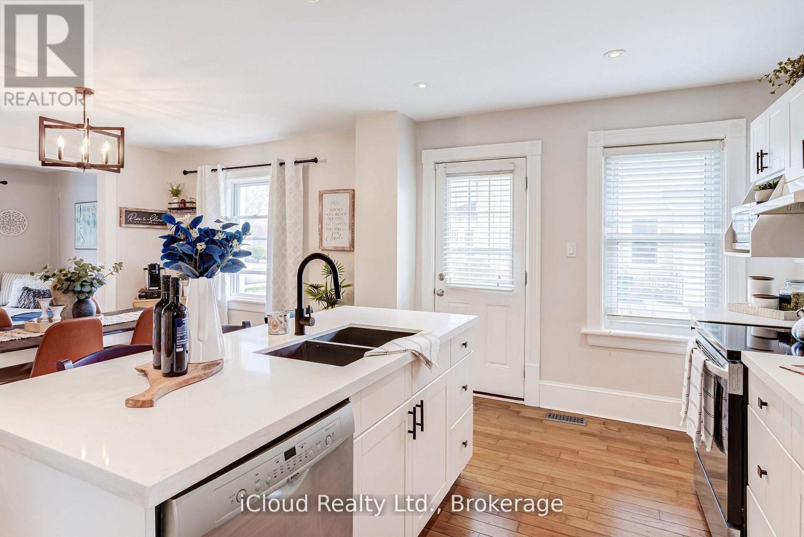 17 Oxford Street, Cambridge, ON - Indoor Photo Showing Kitchen With Double Sink