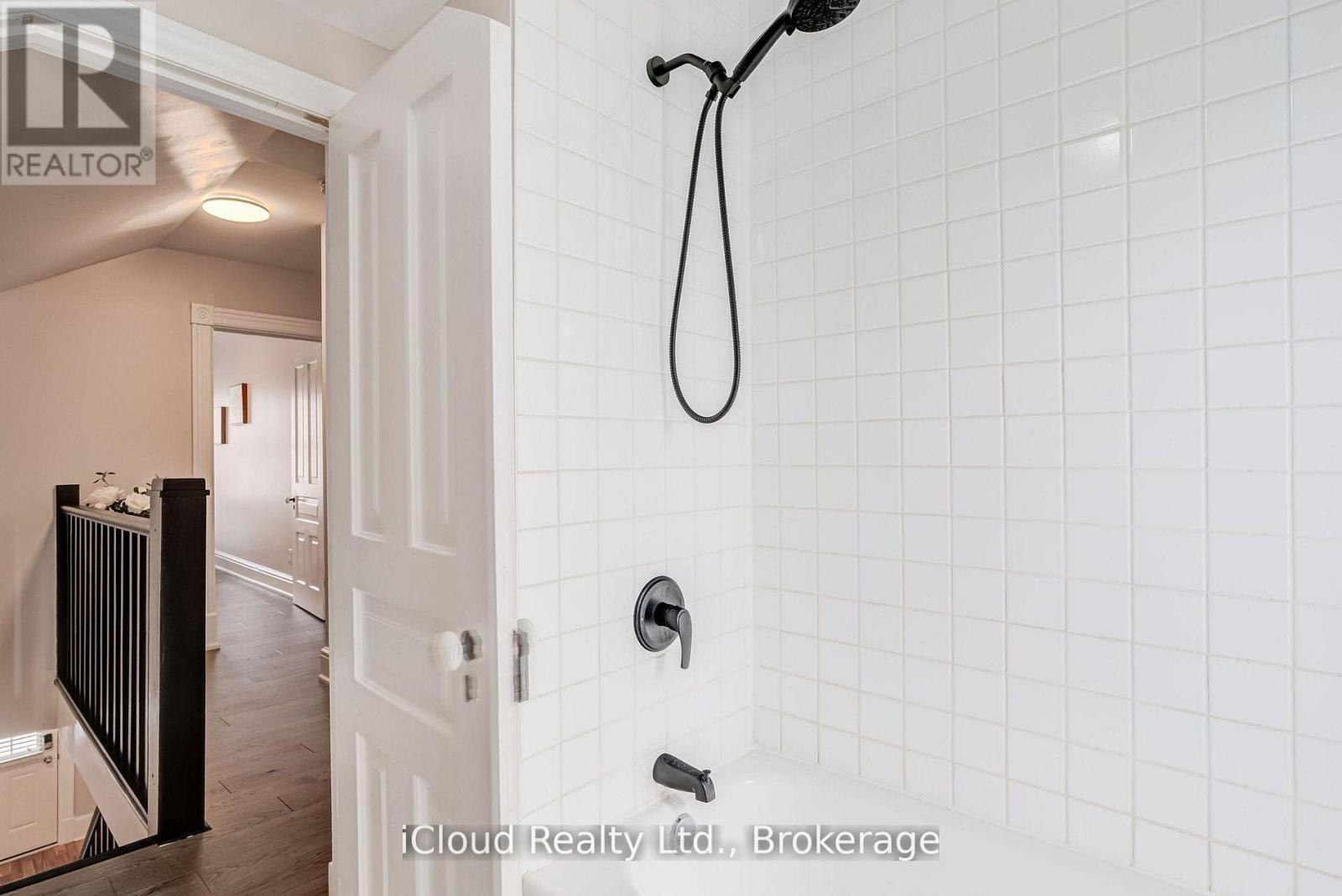 17 Oxford Street, Cambridge, ON - Indoor Photo Showing Bathroom