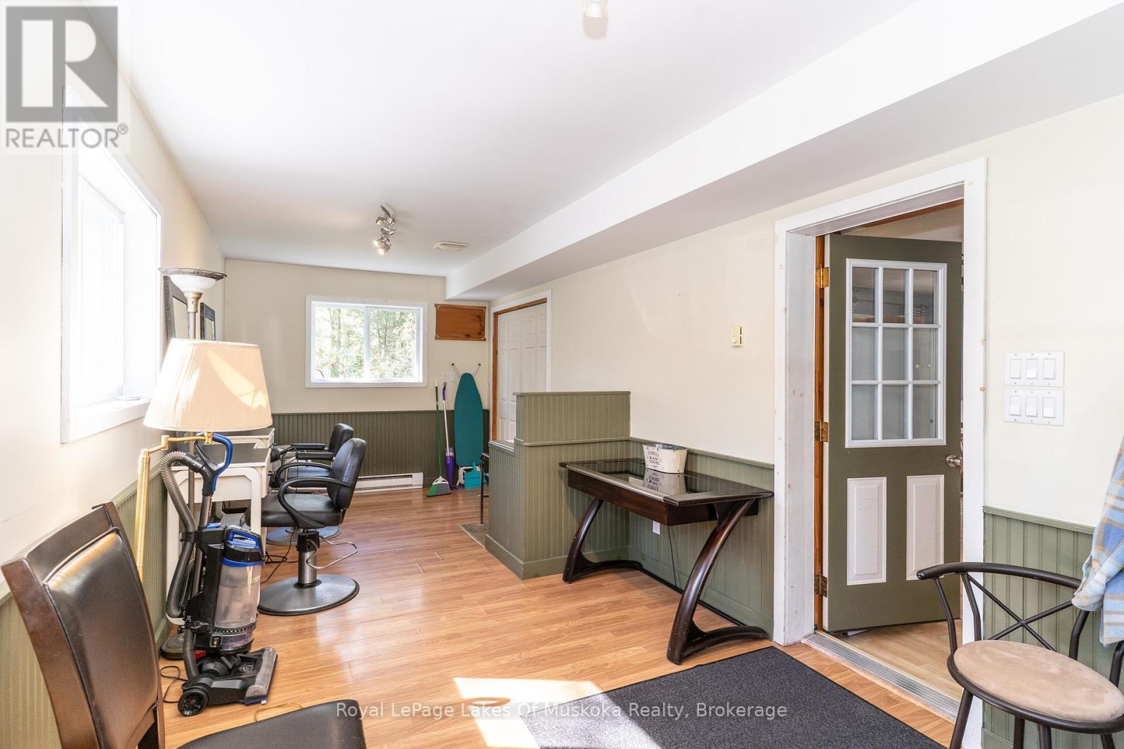 Side entry to former Salon & to house - 555 Wagner Street, Gravenhurst (Muskoka (S)), ON - Indoor