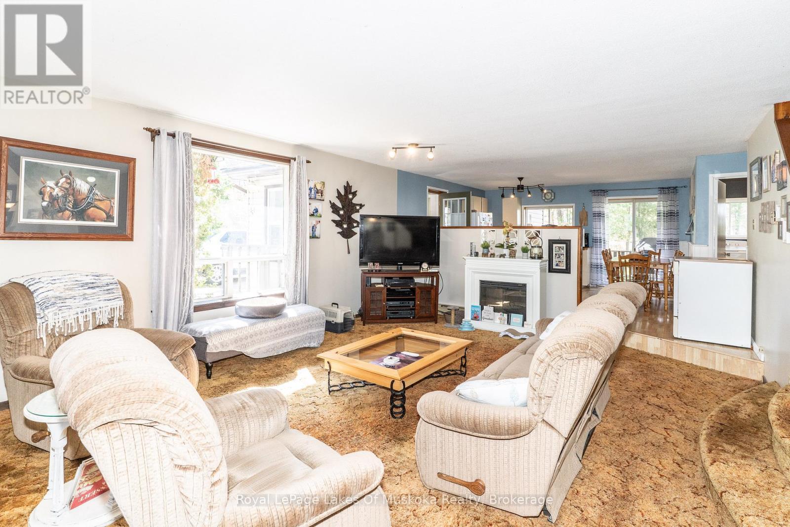 555 Wagner Street, Gravenhurst (Muskoka (S)), ON - Indoor Photo Showing Living Room With Fireplace