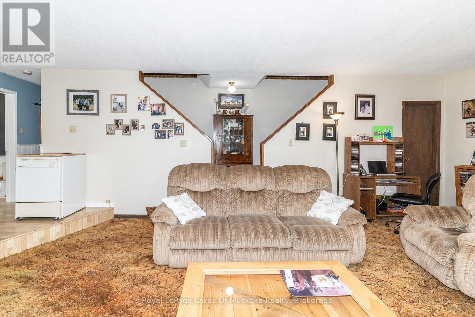 555 Wagner Street, Gravenhurst (Muskoka (S)), ON - Indoor Photo Showing Living Room