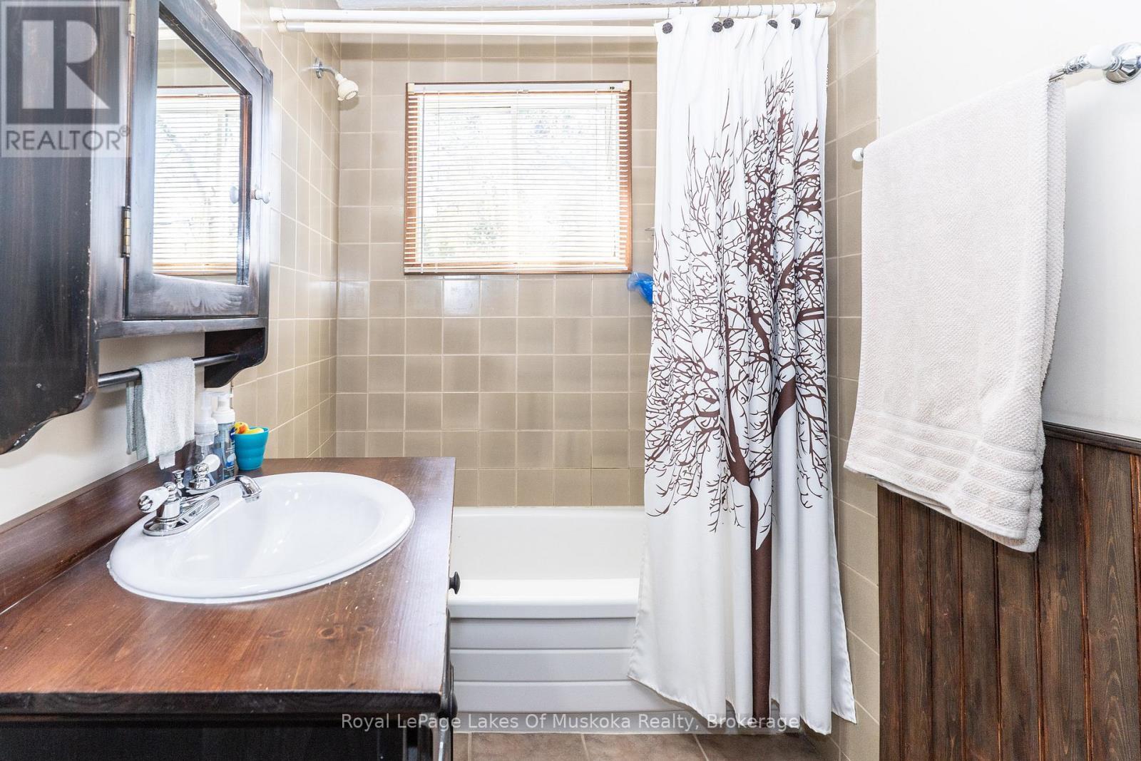 Full bathroom access to primary bed & hall - 555 Wagner Street, Gravenhurst (Muskoka (S)), ON - Indoor Photo Showing Bathroom