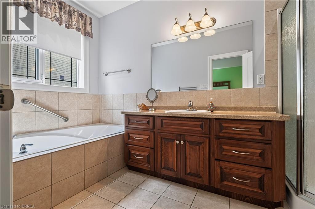 34 Pace Avenue, Brantford, ON - Indoor Photo Showing Bathroom