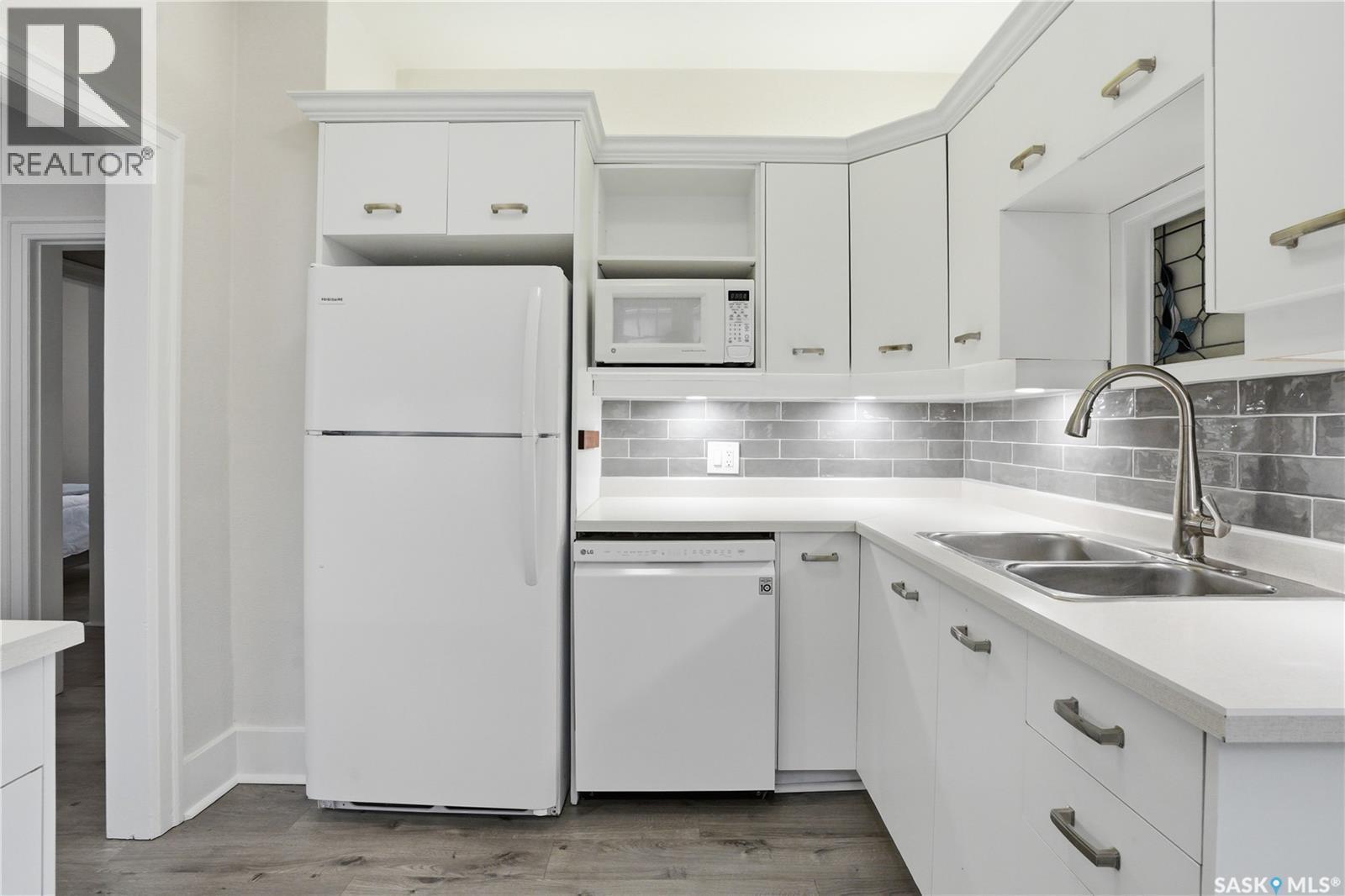 1016 Temperance Street, Saskatoon, SK - Indoor Photo Showing Kitchen With Double Sink