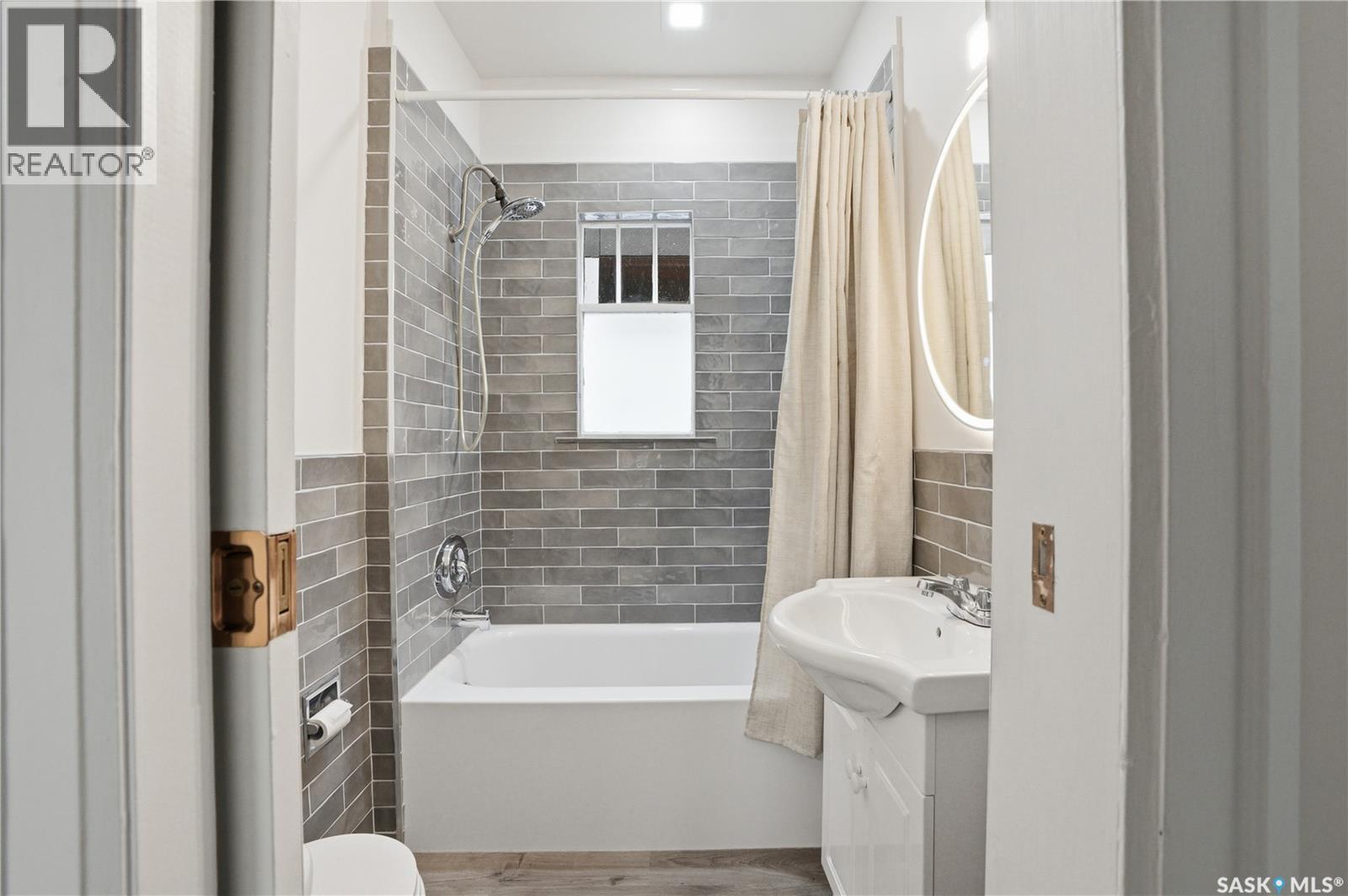 1016 Temperance Street, Saskatoon, SK - Indoor Photo Showing Bathroom