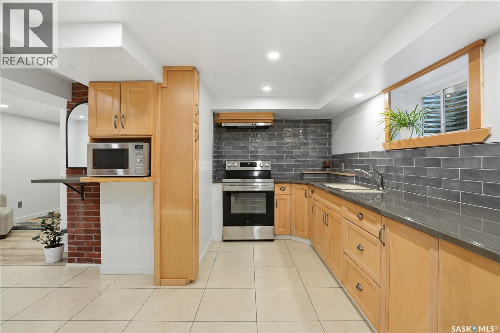 1016 Temperance Street, Saskatoon, SK - Indoor Photo Showing Kitchen