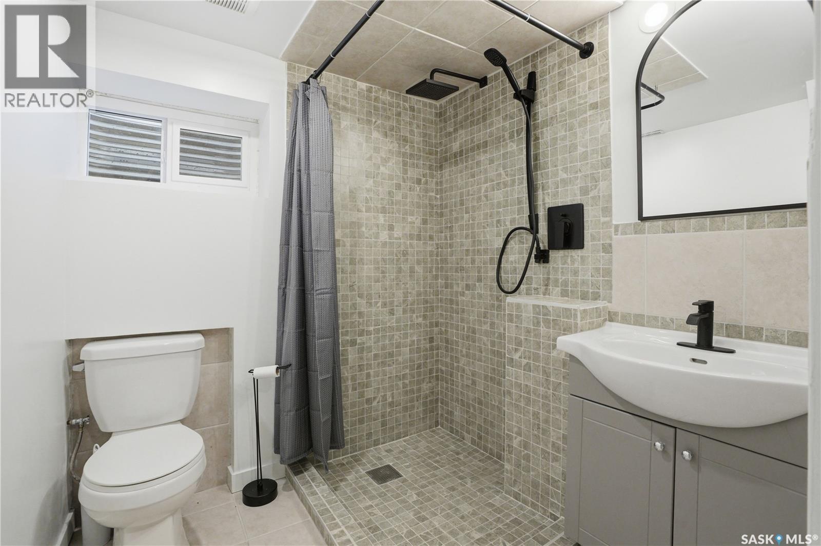 1016 Temperance Street, Saskatoon, SK - Indoor Photo Showing Bathroom