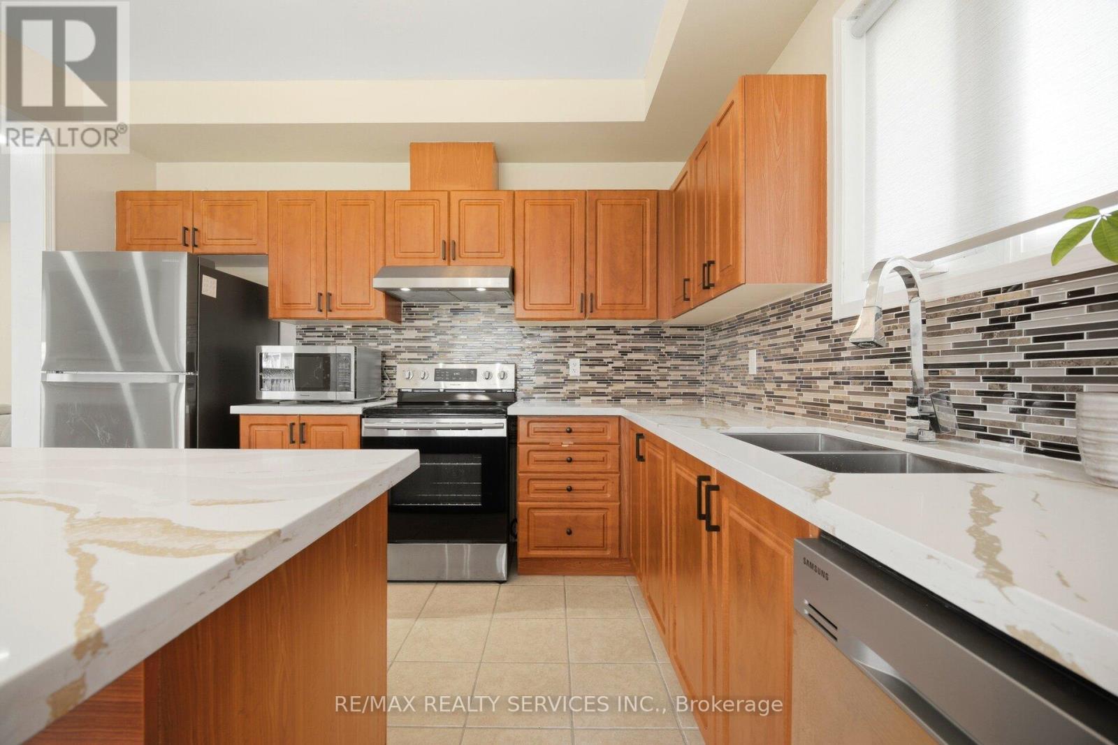 3931 Passway Road, Mississauga, ON - Indoor Photo Showing Kitchen With Double Sink With Upgraded Kitchen