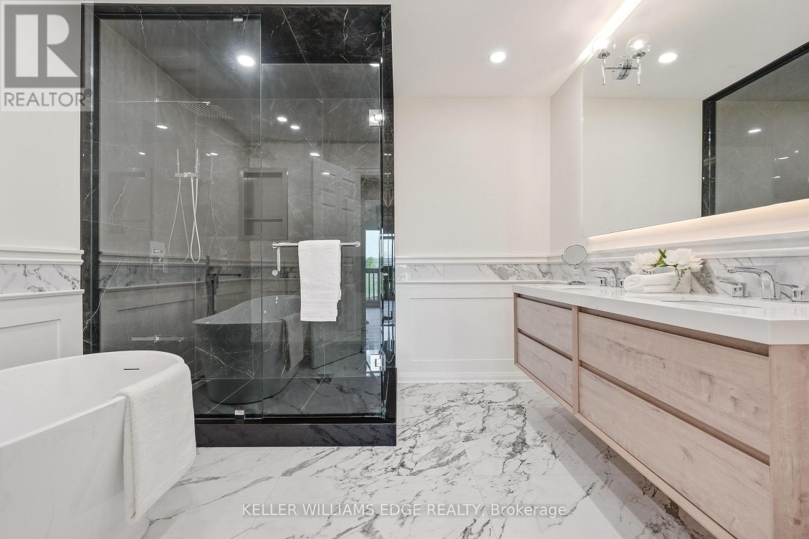5PC Ensuite in the Primary Bedroom - 14 Harbour Drive, Hamilton, ON - Indoor Photo Showing Bathroom