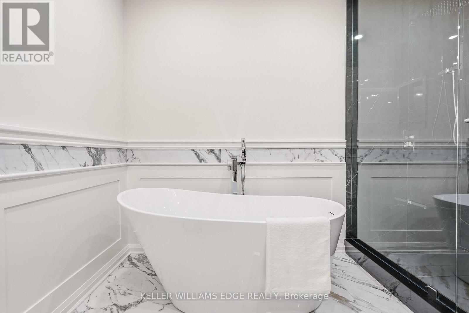 5PC Ensuite in the Primary Bedroom - Soaker Tub - 14 Harbour Drive, Hamilton, ON - Indoor