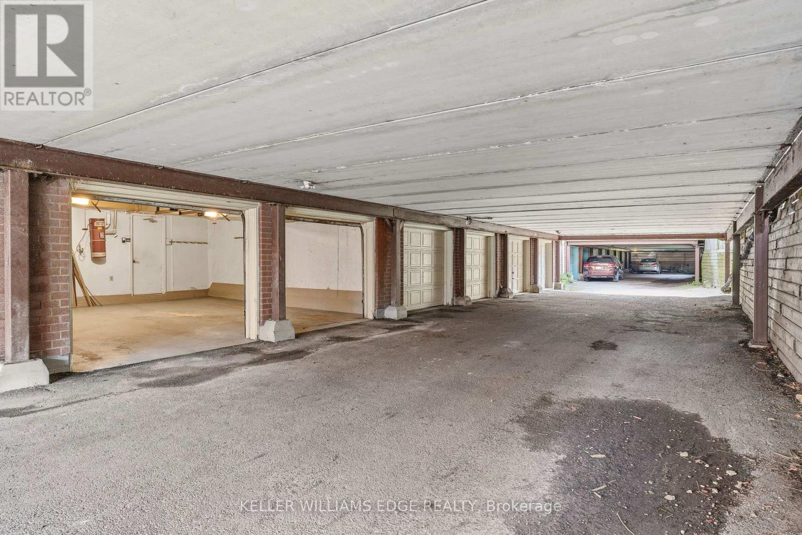 Double car garage - 14 Harbour Drive, Hamilton, ON - Outdoor