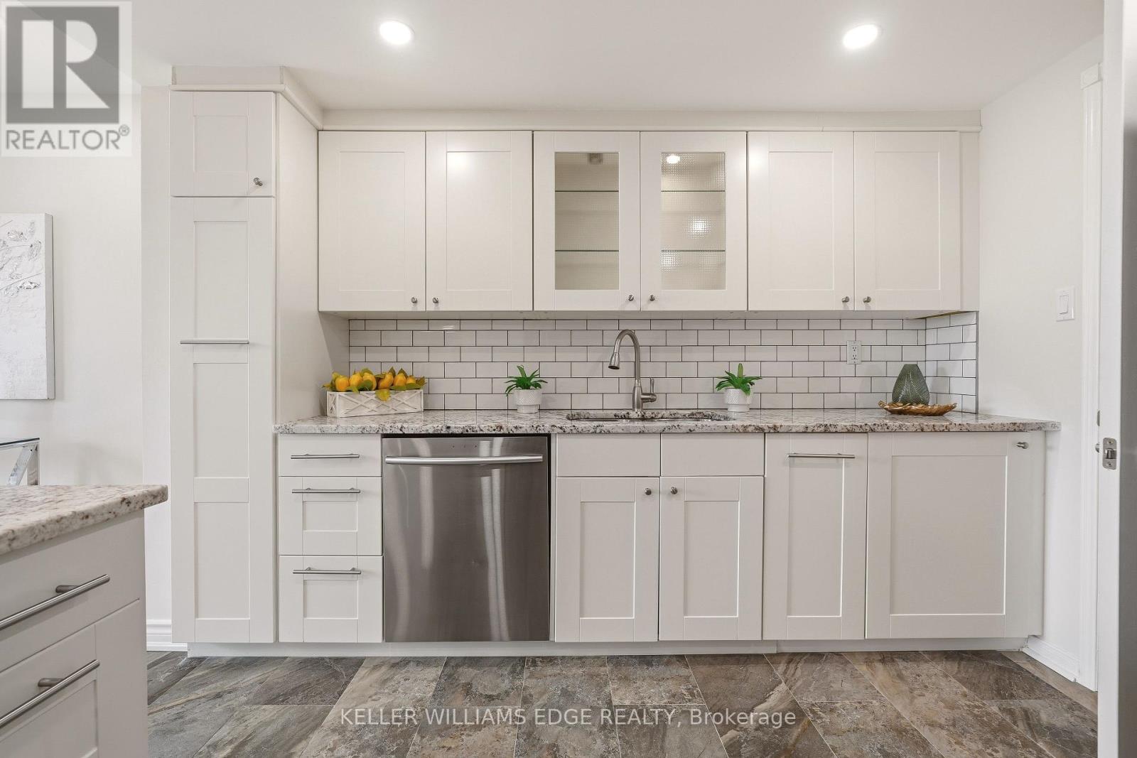 Kitchen w/ Stainless Steel Appliances - 14 Harbour Drive, Hamilton, ON - Indoor Photo Showing Kitchen With Upgraded Kitchen