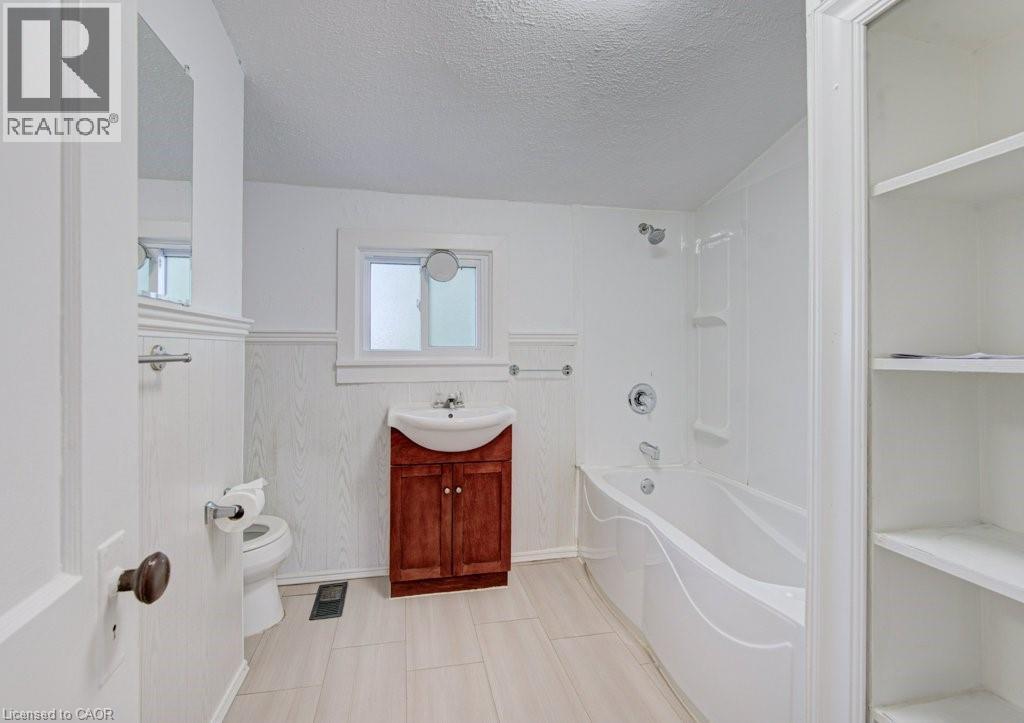 59 Fourth Avenue, Cambridge, ON - Indoor Photo Showing Bathroom