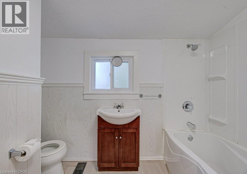 59 Fourth Avenue, Cambridge, ON - Indoor Photo Showing Bathroom
