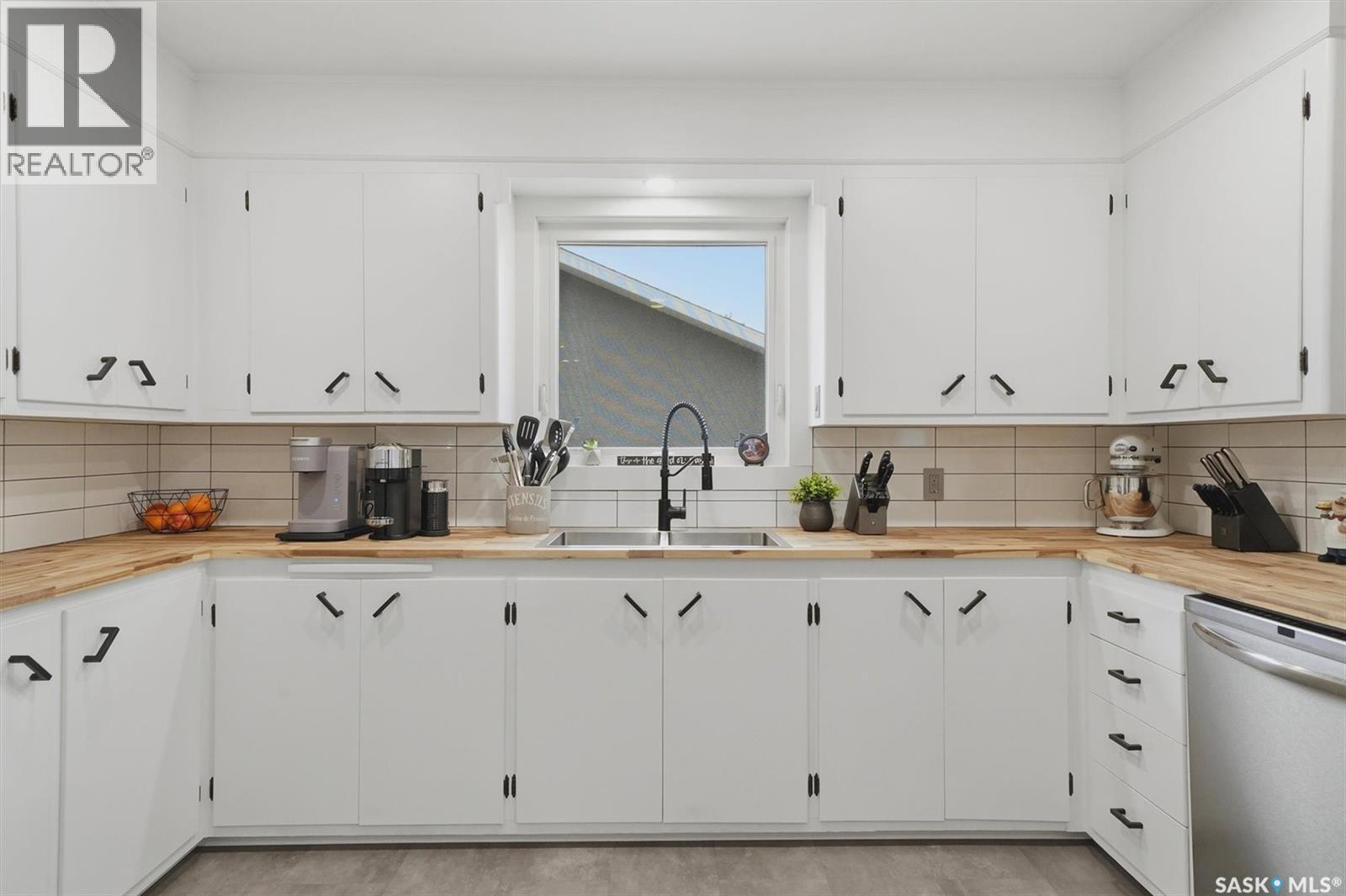 2417 Hanover Avenue, Saskatoon, SK - Indoor Photo Showing Kitchen