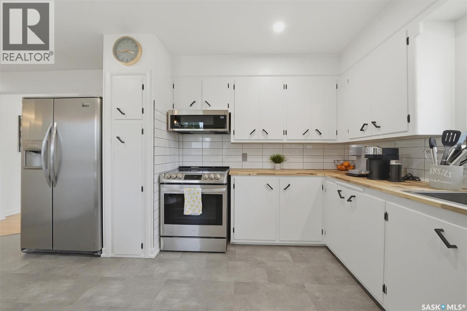 2417 Hanover Avenue, Saskatoon, SK - Indoor Photo Showing Kitchen