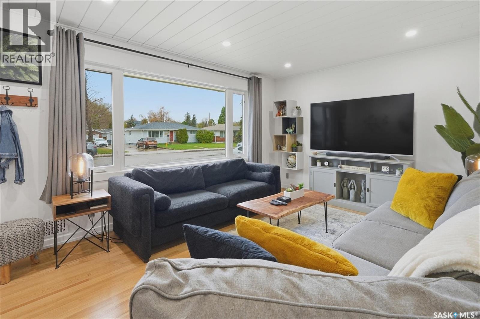 2417 Hanover Avenue, Saskatoon, SK - Indoor Photo Showing Living Room