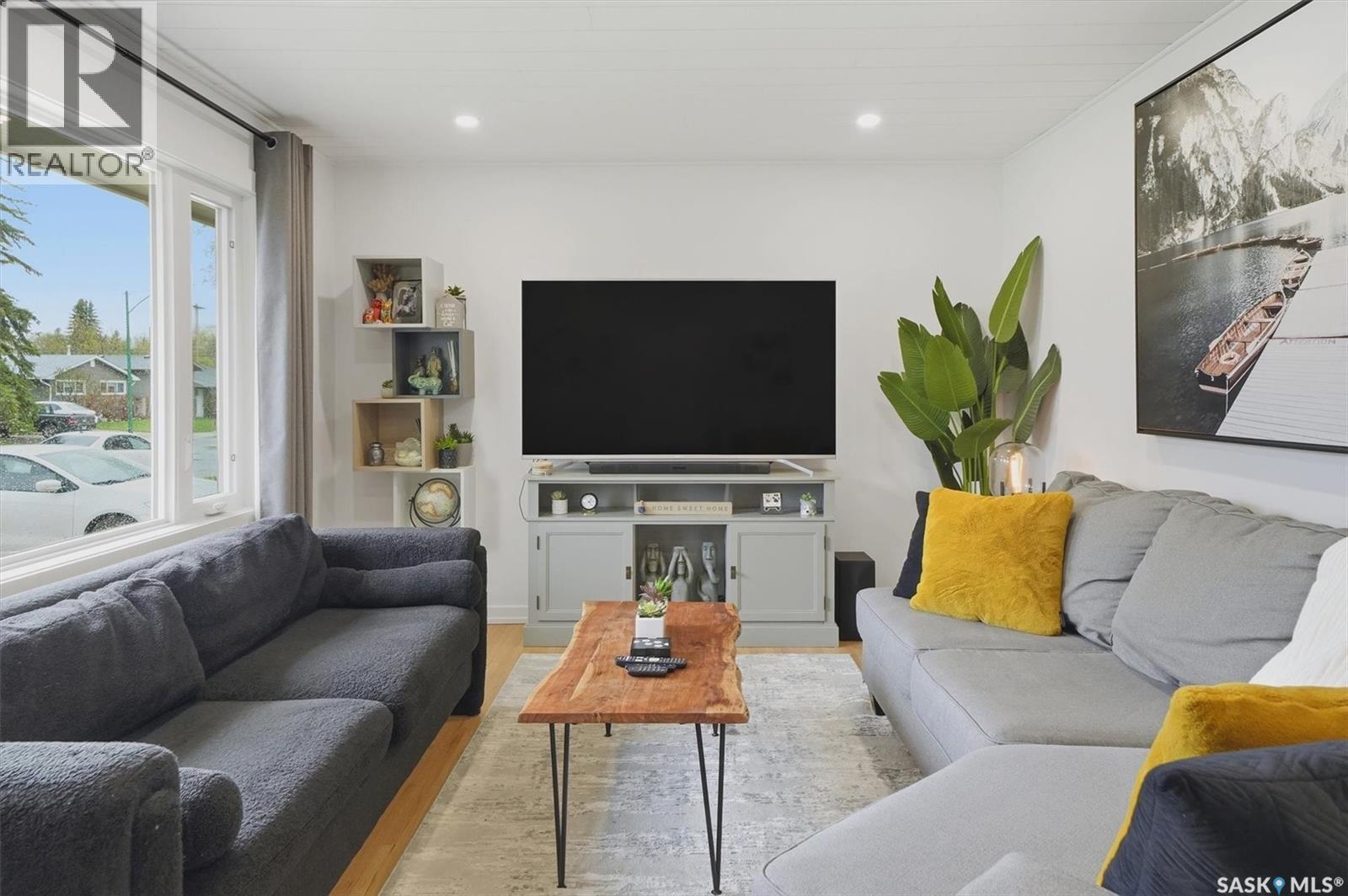 2417 Hanover Avenue, Saskatoon, SK - Indoor Photo Showing Living Room