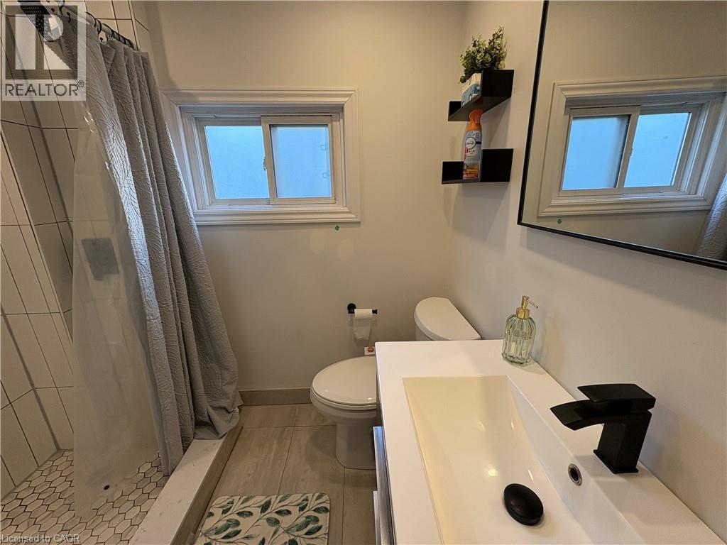 40 Hess Street N, Hamilton, ON - Indoor Photo Showing Bathroom