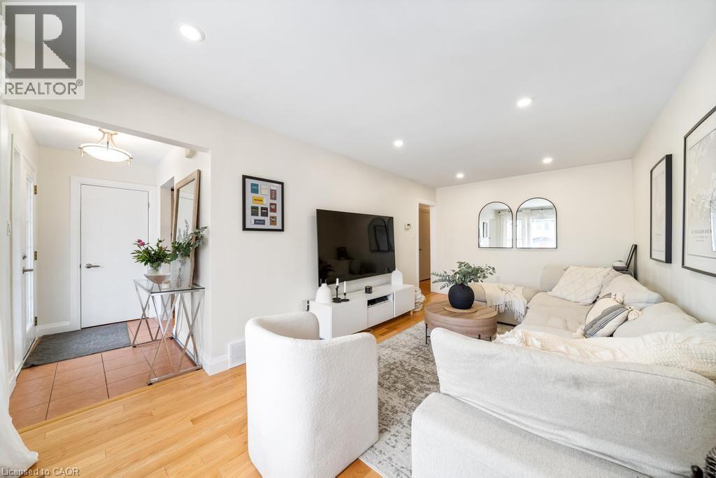 494 Ferguson Avenue N, Hamilton, ON - Indoor Photo Showing Living Room