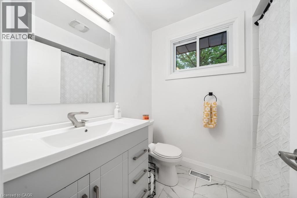 494 Ferguson Avenue N, Hamilton, ON - Indoor Photo Showing Bathroom