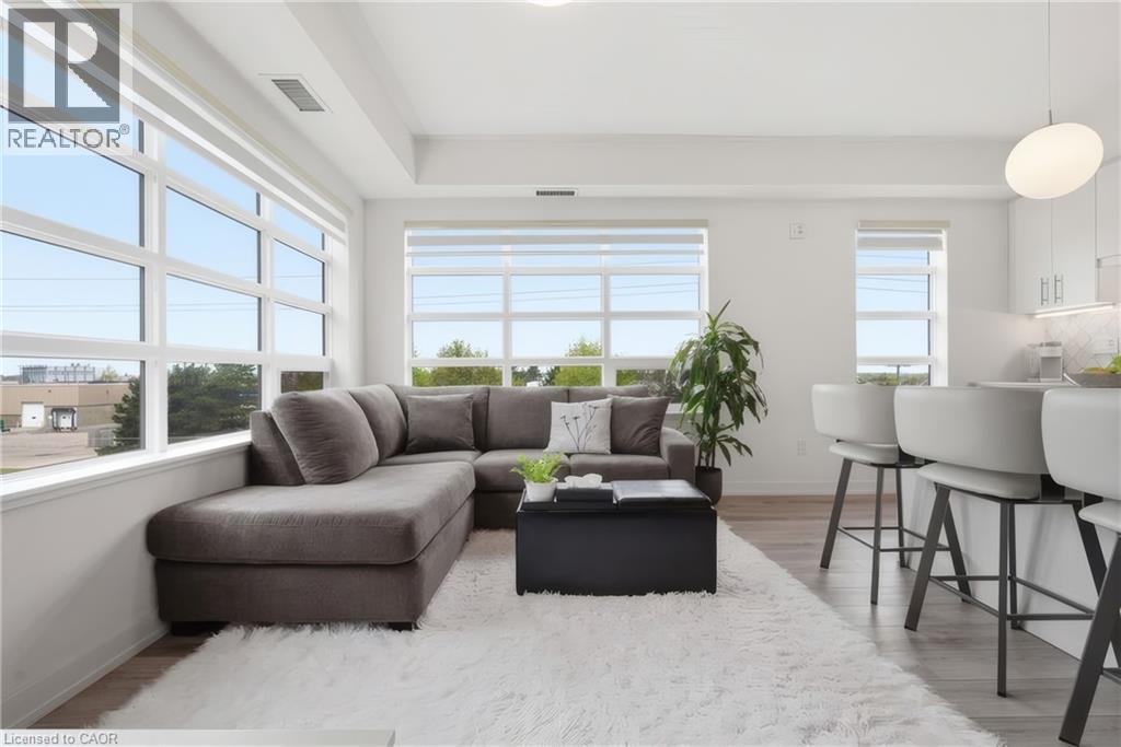 251 Northfield Drive E Unit# 312, Waterloo, ON - Indoor Photo Showing Living Room