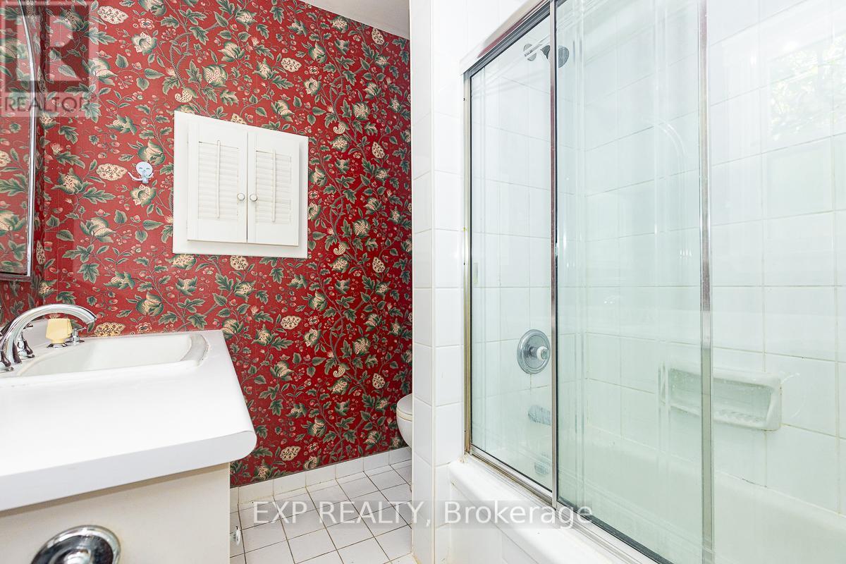 9 Laureleaf Road, Markham, ON - Indoor Photo Showing Bathroom