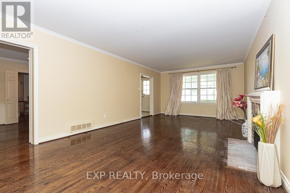 9 Laureleaf Road, Markham, ON - Indoor Photo Showing Other Room