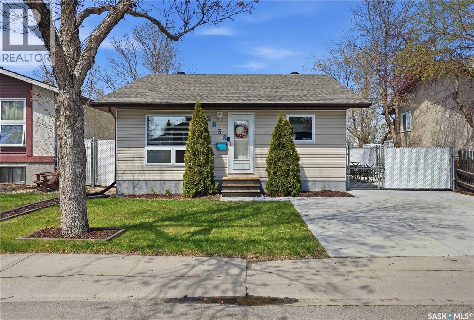 2838 Hartmann Crescent E, Regina, SK - Outdoor