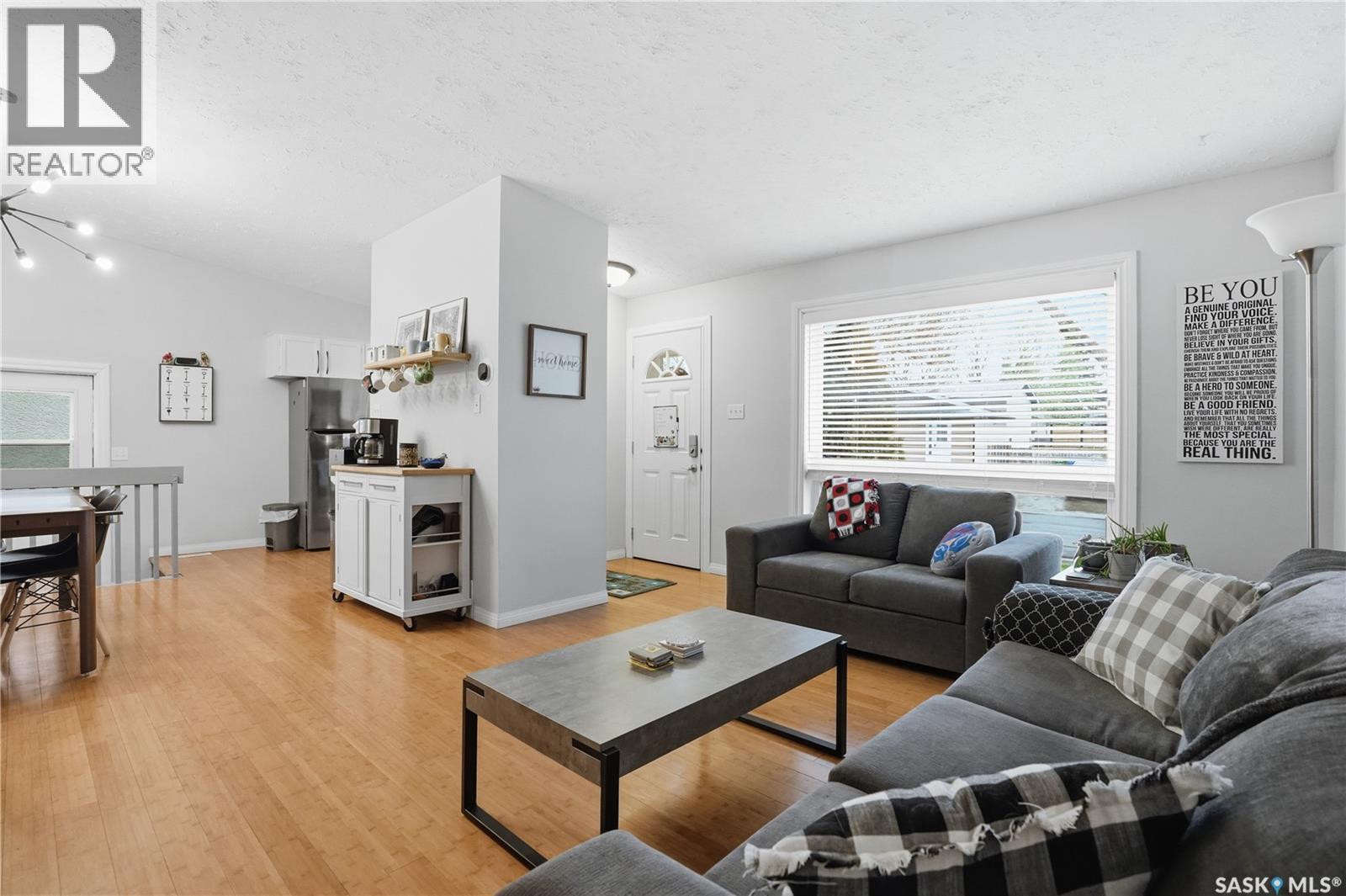 2838 Hartmann Crescent E, Regina, SK - Indoor Photo Showing Living Room