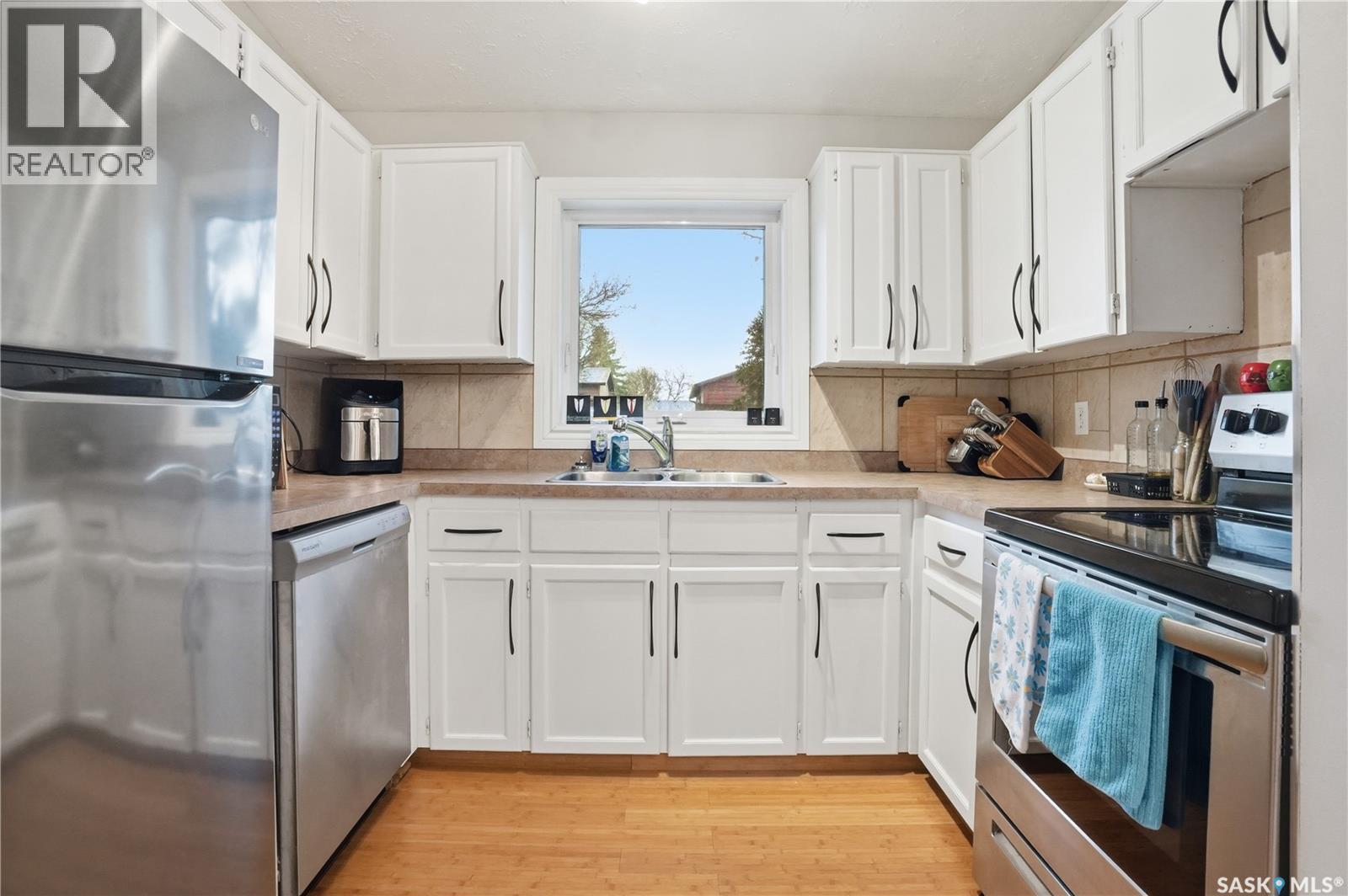 2838 Hartmann Crescent E, Regina, SK - Indoor Photo Showing Kitchen With Double Sink