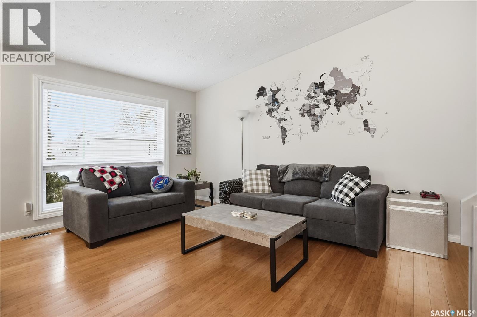 2838 Hartmann Crescent E, Regina, SK - Indoor Photo Showing Living Room