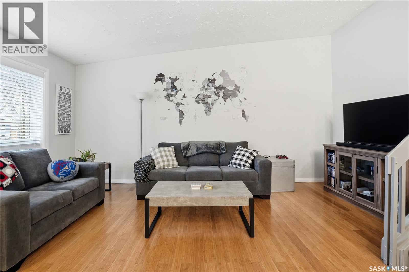 2838 Hartmann Crescent E, Regina, SK - Indoor Photo Showing Living Room