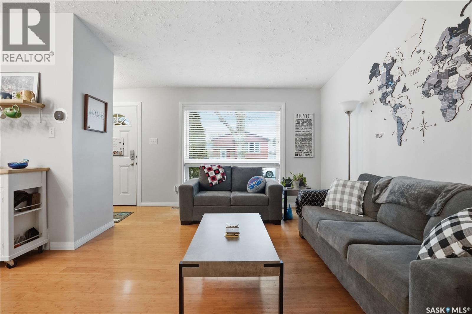 2838 Hartmann Crescent E, Regina, SK - Indoor Photo Showing Living Room