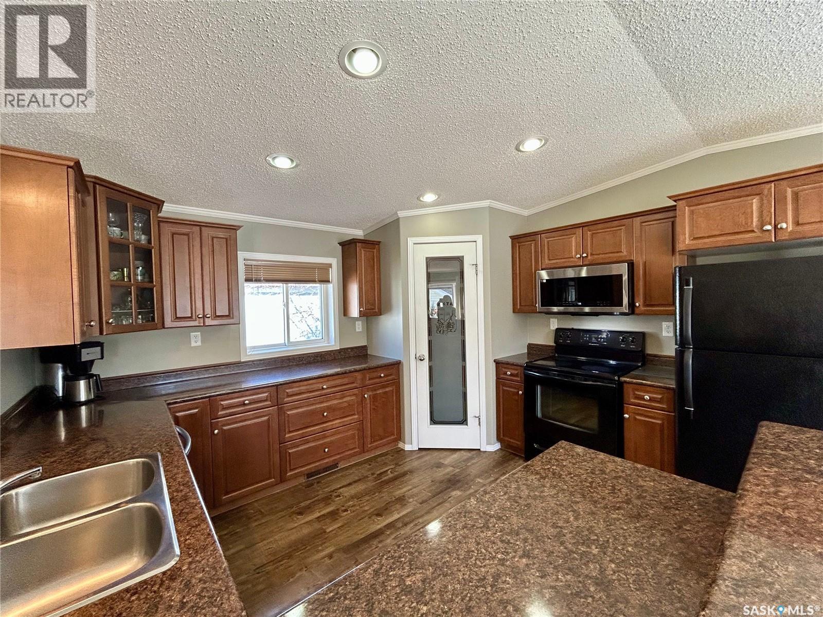 607 Beharrel Street, Oxbow, SK - Indoor Photo Showing Kitchen With Double Sink