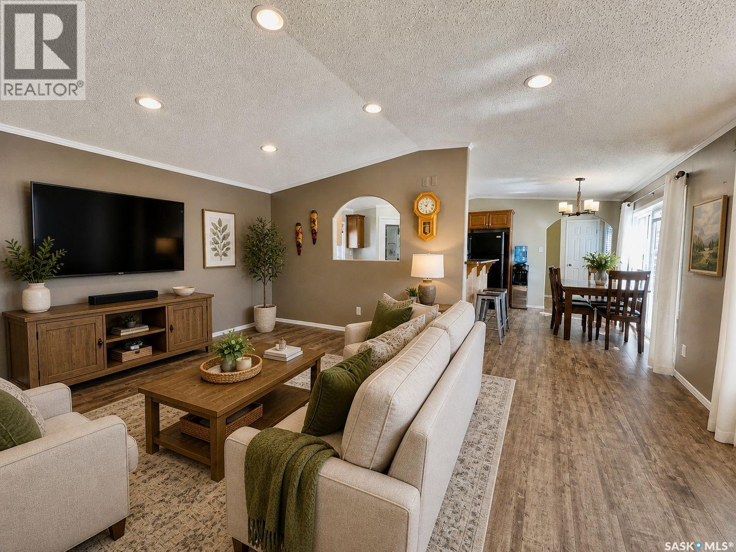 607 Beharrel Street, Oxbow, SK - Indoor Photo Showing Living Room