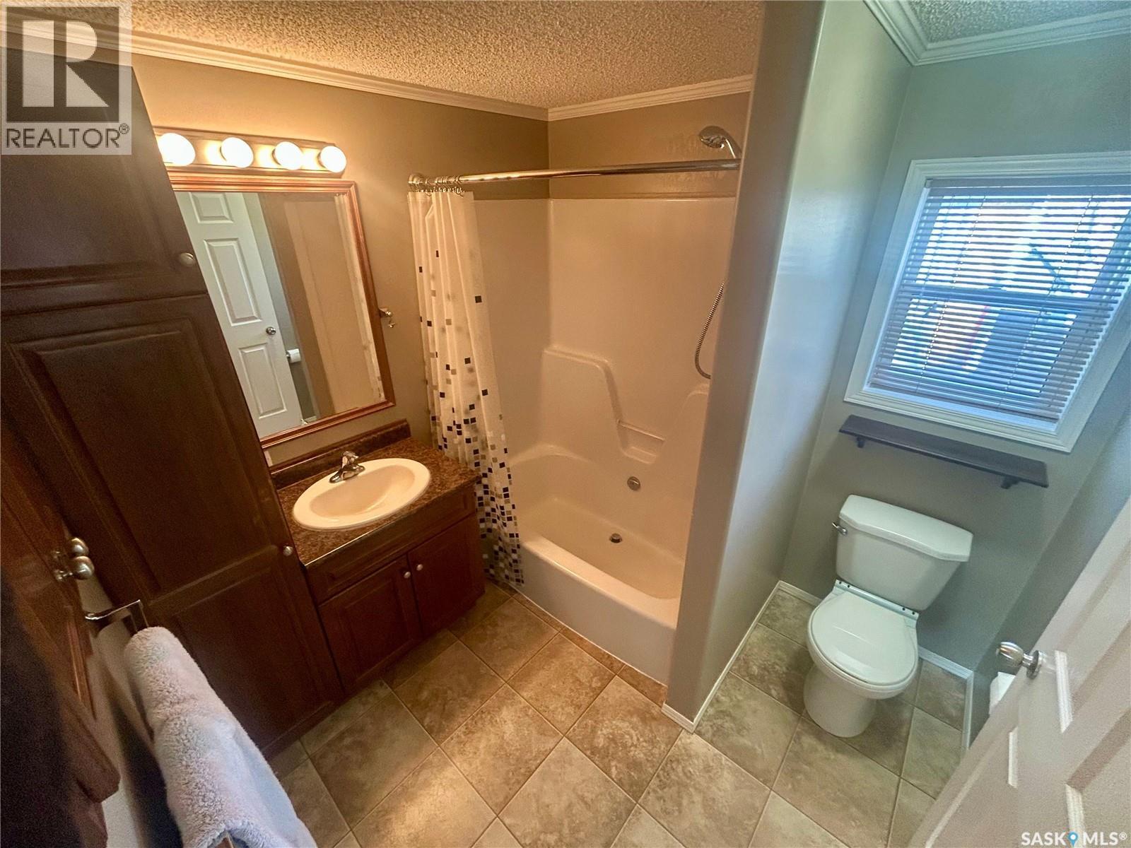 607 Beharrel Street, Oxbow, SK - Indoor Photo Showing Bathroom