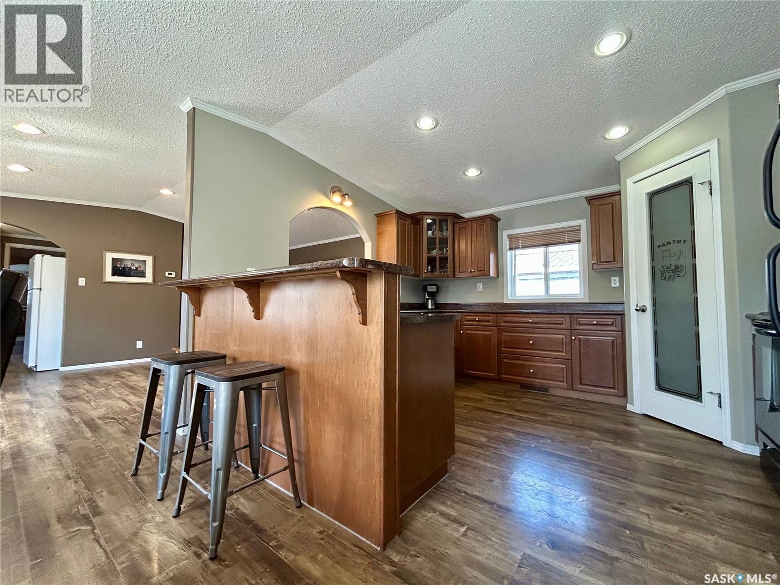 607 Beharrel Street, Oxbow, SK - Indoor Photo Showing Kitchen