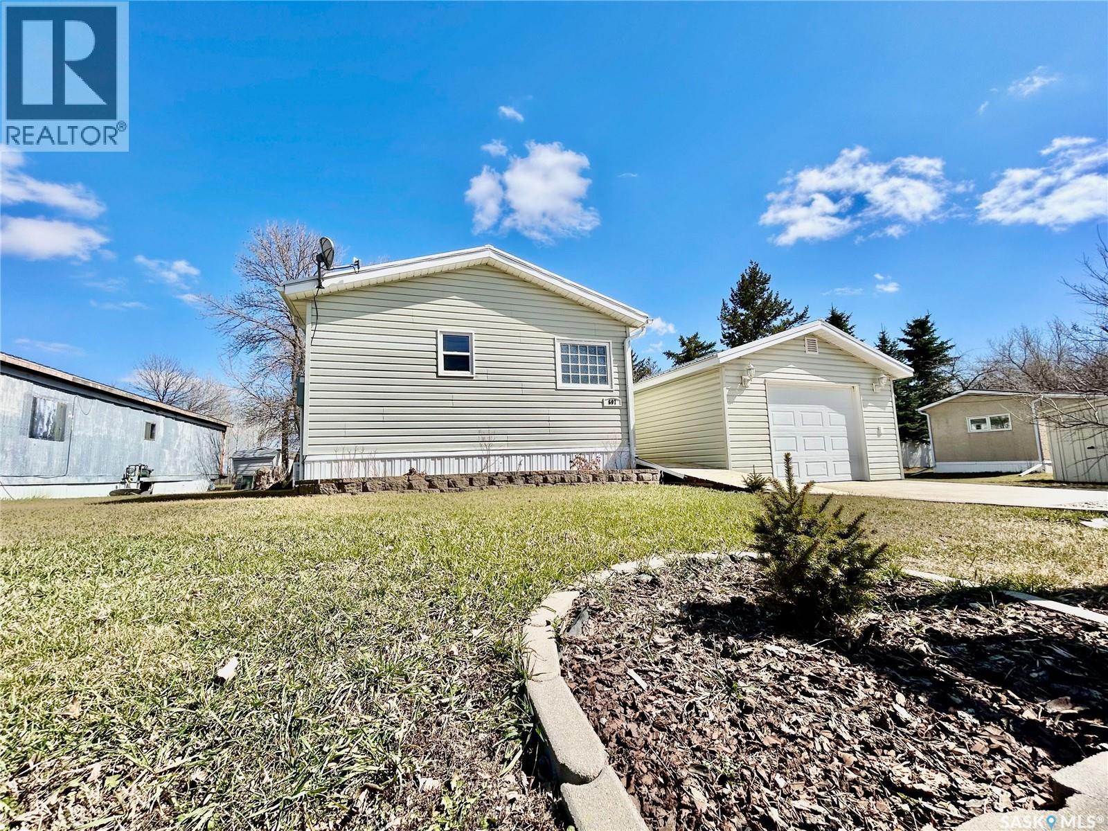 607 Beharrel Street, Oxbow, SK - Outdoor