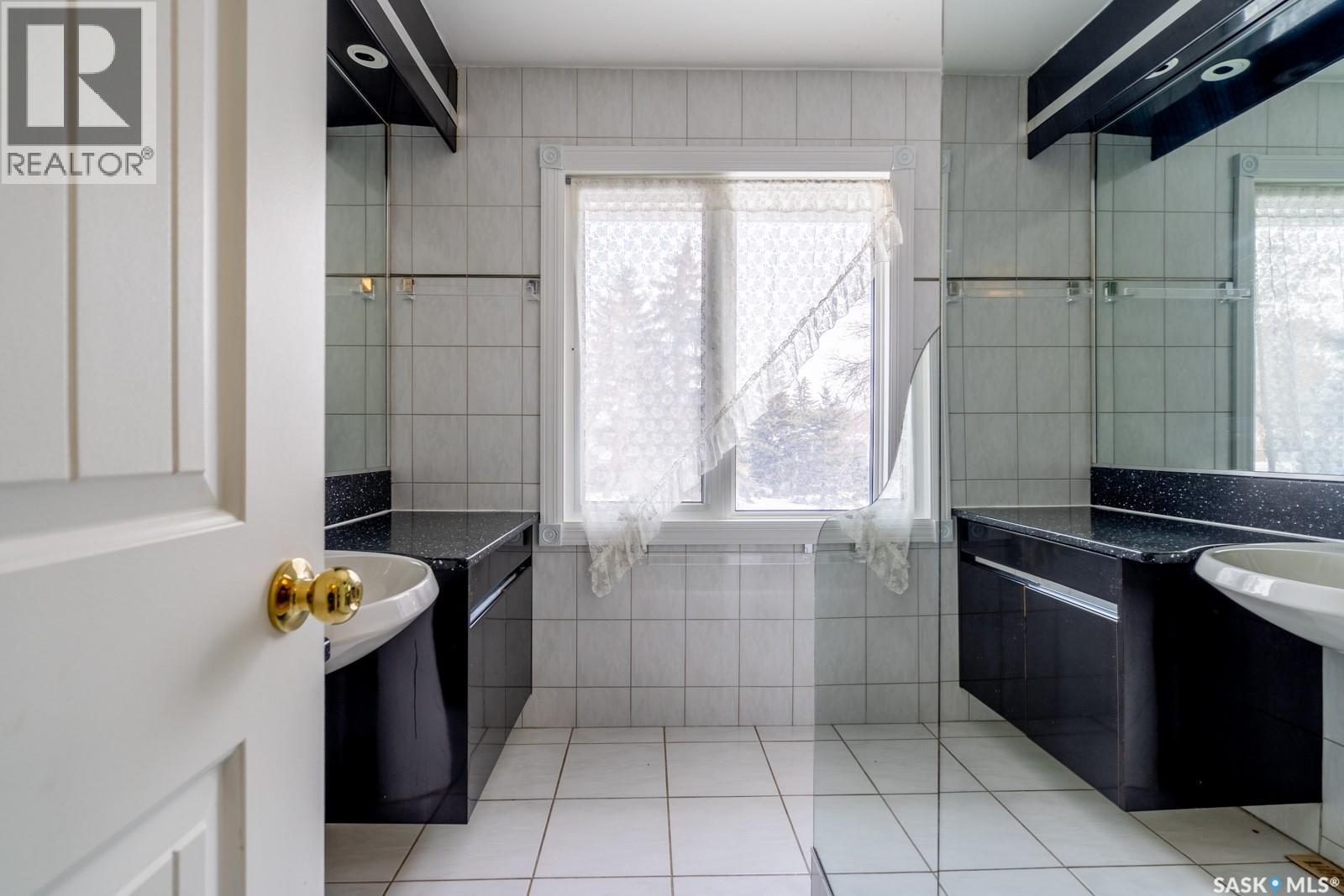 6 Hogarth Place, Regina, SK - Indoor Photo Showing Bathroom