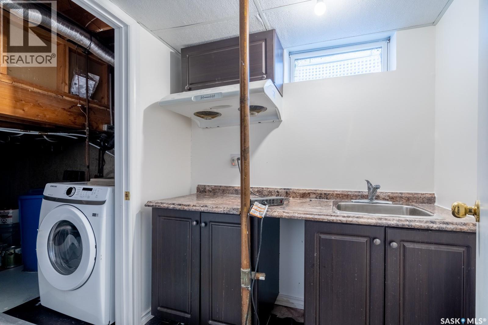 6 Hogarth Place, Regina, SK - Indoor Photo Showing Laundry Room