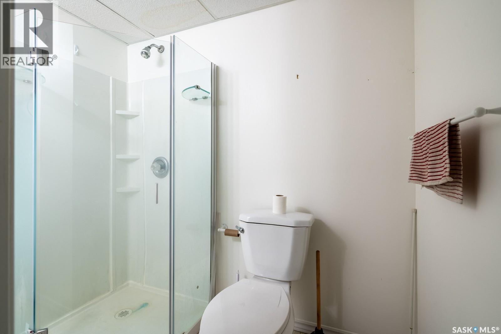 6 Hogarth Place, Regina, SK - Indoor Photo Showing Bathroom