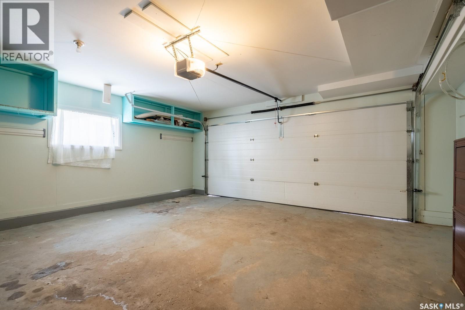 6 Hogarth Place, Regina, SK - Indoor Photo Showing Garage