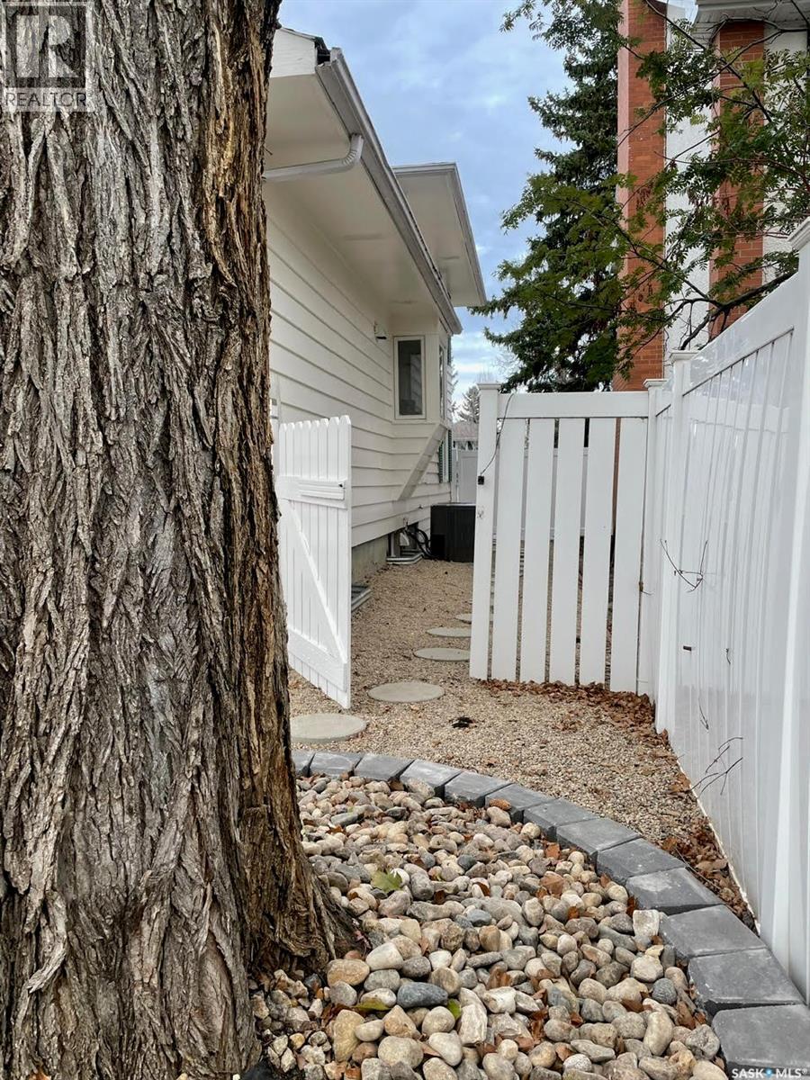 6 Hogarth Place, Regina, SK - Outdoor