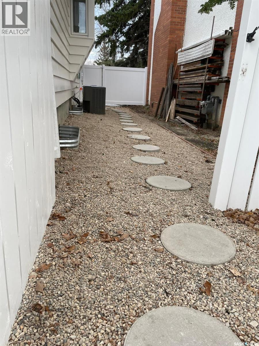 6 Hogarth Place, Regina, SK - Outdoor