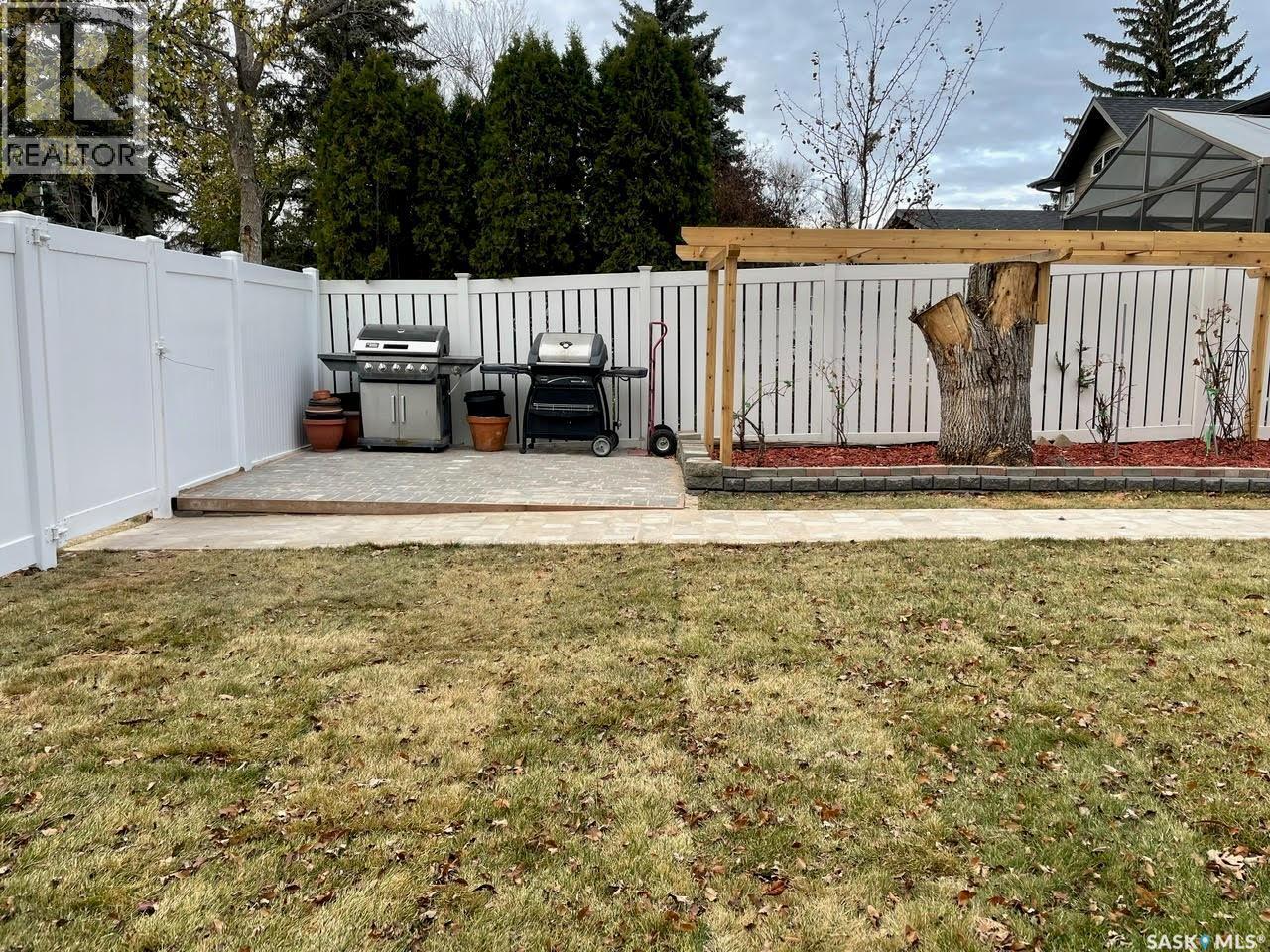 6 Hogarth Place, Regina, SK - Outdoor