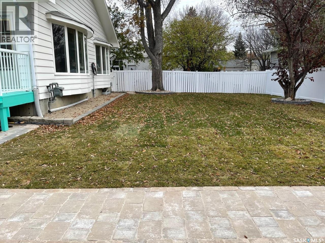 6 Hogarth Place, Regina, SK - Outdoor