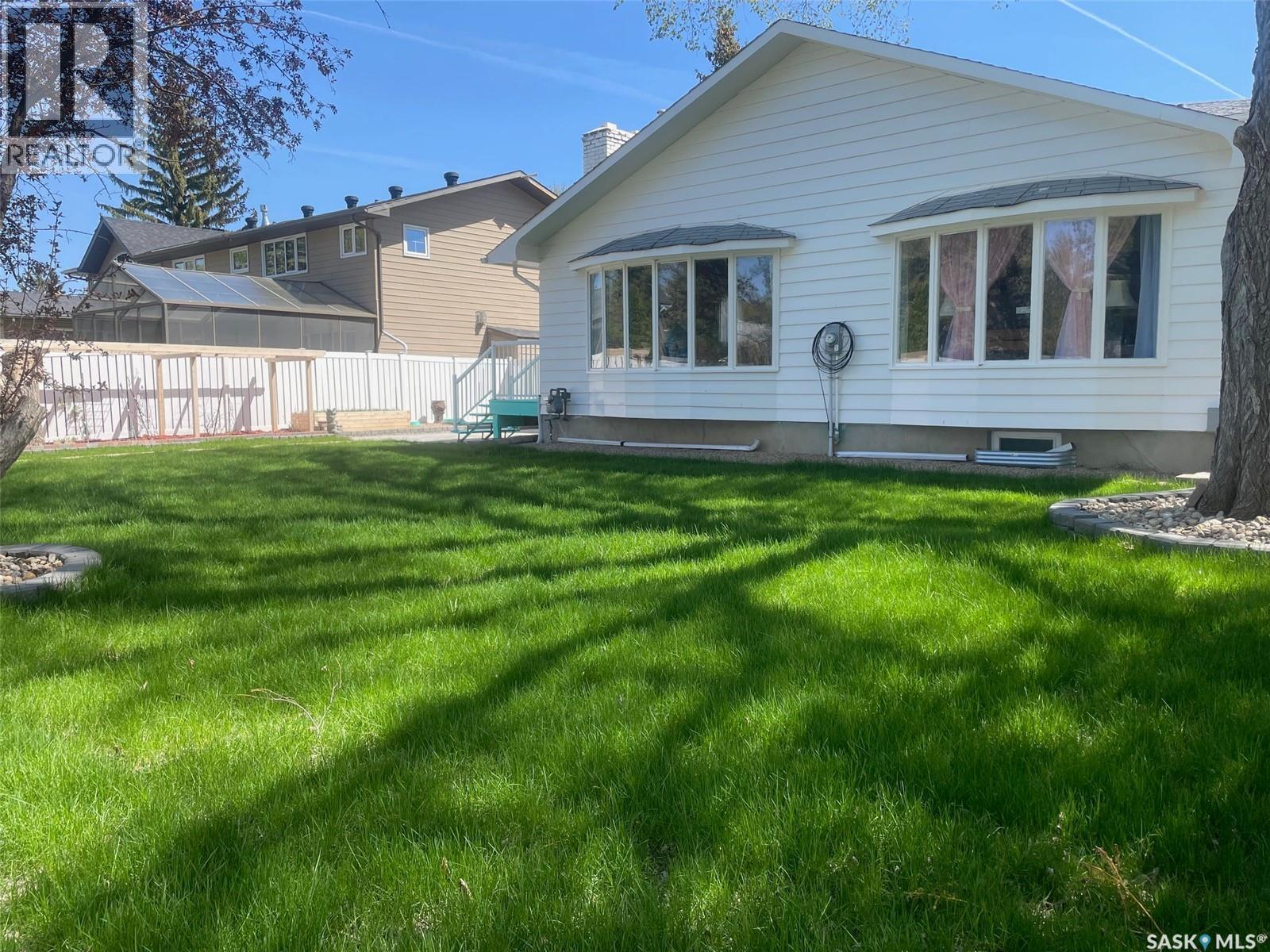 6 Hogarth Place, Regina, SK - Outdoor