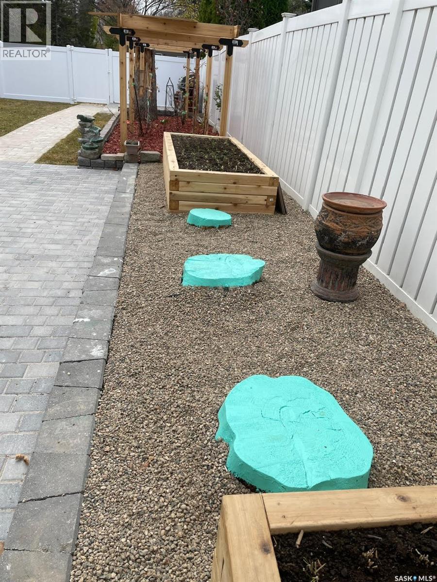 6 Hogarth Place, Regina, SK - Outdoor