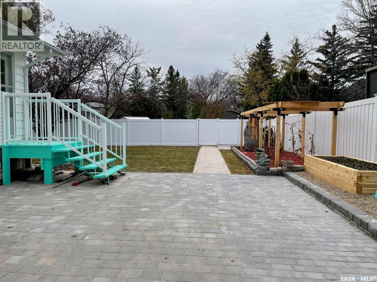 6 Hogarth Place, Regina, SK - Outdoor